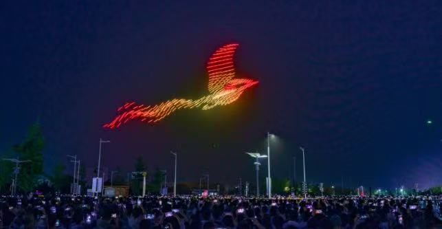 無人機(jī)表演屬于低空經(jīng)濟(jì)的一部分，圖源央廣網(wǎng).jpg